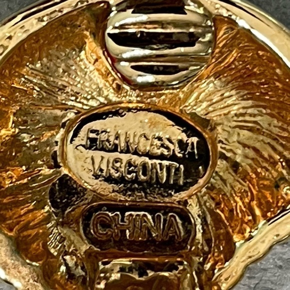 Francesca Visconti women’s Vintage gold tone clip-on Shell Earrings - Picture 4 of 5